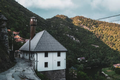 Džamija Sultana Mehmeda u Vranduku Mjesto Vranduk, udaljeno 10km od Zenice, najpoznatije je po tvrđavi koja se nalazi na stijeni iznad rijeke Bosne. Nešto manje poznata je džamija Sultana Mehmeda koja je izgrađena uz samu tvrđavu.