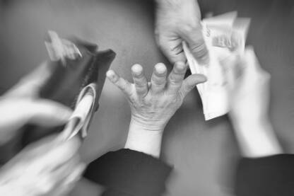 Ekonomsko nasilje nad ženama Uskraćivanje novca i finansijska kontrola nad ženom. Žena vadi novac iz novčanika.
Fotografija besplatna za medijsku upotrebu, komercijalno korištenje zabranjeno.
Autorka: Amira Skopljak