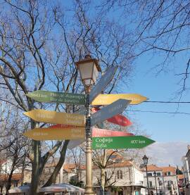 Trebinje, putokazi Turistička organizacija grada Trebinja postavila je u centru grada, pod platanima, 12 putokaza do poznatih svjetskih destinacija - mjesto za fotografisanje u Trebinju