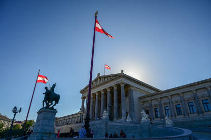 Zgrada austrijskog parlamenta u Beču. Beč, Austrija: Zgrada austrijskog parlamenta u Beču. Zastave Austrije ispred Parlamenta.