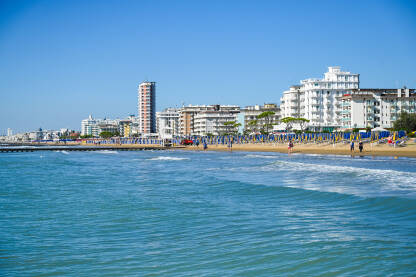 Lido di Jesolo, Italija. Hoteli na plaži. Jadransko more.
