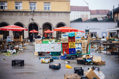 Nered na pijaci Dolac u Zagrebu nakon radnog vremena