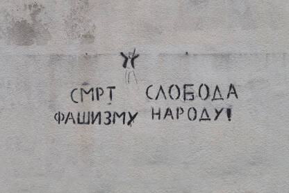 Smrt fašizmu, sloboda narodu Ćirilični grafit na bijelom zidu "Smrt fašizmu, sloboda narodu"