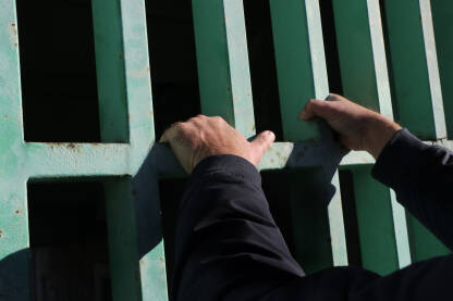 Muškarac iza rešetaka. Pritvor, kazna za nasilje u porodici. 

Fotografija besplatna za ilustrovanje medijskih sadržaja o nasilju, svako drugo korištenje je zabranjeno.

Autorka: Svjetlana Panić