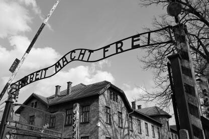 Koncentracioni logor Auschwitz Koncentracioni logor i logor za istrebljenje Auschwitz. Kapija u logora Auschwitz I sa znakom "Arbeit macht frei" (prijevod: rad vas oslobađa). Nacistički logor smrti.