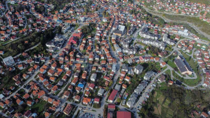 Mrkonjić Grad, snimak dronom. Panorama grada. Mrkonjić Grad, Bosna i Hercegovina, snimak dronom. Zgrade, ulice i kuće. Panorama grada.