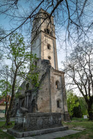 Crkva svetog Antuna i sarkofag, Bihać Crkva svetog Antuna i bihaćki sarkofag u centru Bihaća.