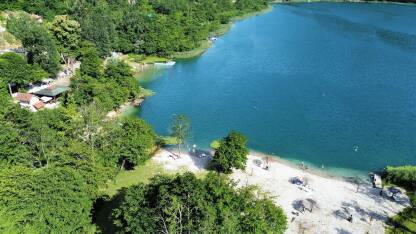 Boračko jezero, Bosna i Hercegovina Leži na sjeveroistočnom podnožju planine Prenj, na nadmorskoj visini 397 m. Sa zapada ga okružuju strmi i šumoviti visovi Crne gore (1343 m), a s istoka Tranjine (1055 m).