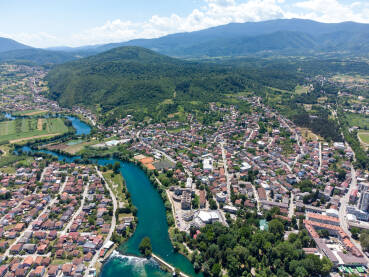 Grad Bihać i rijeka Una, snimak dronom. Grad Bihać i rijeka Una, snimak dronom.