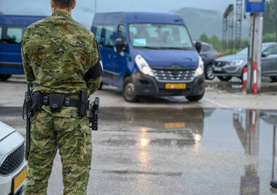 Vojni policajac u maskirnoj uniformi. Policajac sa pištoljem, palicom na opasaču.