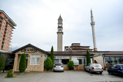 Debar, Sjeverna Makedonija. Džamija u gradu. Debar, Sjeverna Makedonija: Džamija i minaret u centru grada.