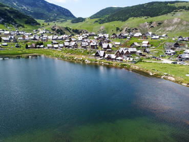 Prokoško jezero, planina Vranica, Bosna i Hercegovina. Prokoško jezero, planina Vranica, Bosna i Hercegovina. Bespravna gradnja kuća.