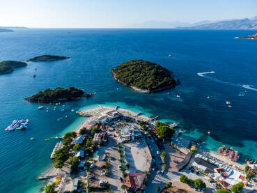Otoci i morska obala Otoci i morska obala u Ksamilu, Albanija. Hoteli, apartmani i pješčane plaže za turiste. Snimci dronom mora i obale.