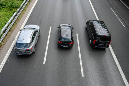 Automobili se kreću autocestom. Automobili se kreću autocestom tokom gužvi. Vozila na autoputu. Prijevoz.