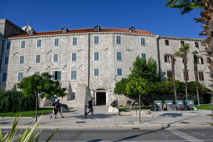 Šibenik, Hrvatska: Stara kamena tvrđava u centru grada. Ljudi šetaju šetalištem. Utvrda.