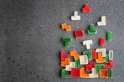 Tetris od žele kockica Popularna igra Tetris napravljena od žele kocke.