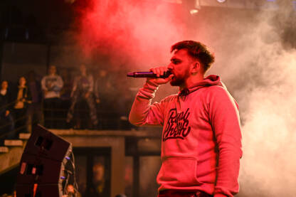 Hip hop muzičar Frenkie na nastupu. Koncert.