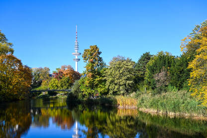 Park u gradu u jesen. Hamburg, Njemačka. Park u gradu u jesen.
