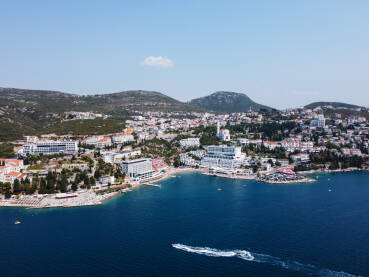 DJI_0709 Neum, Bosna i Hercegovina. Jadransko more i obala, snimak dronom. Turistička ljetna sezona.