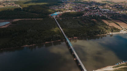 Granični prelaz Brčko - Gunja Granični prelaz Brčko - Gunja, Bosna - Hrvatska, preko rijeke Save iz ptičije perspektive