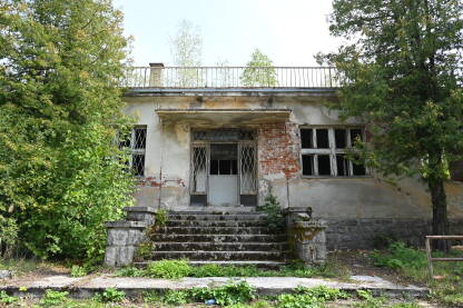 Bosansko Grahovo Bosansko Grahovo. Zgrada uništena u ratu.