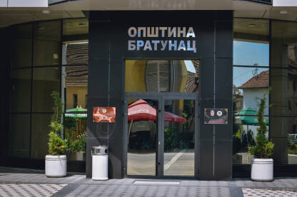 Zgrada Opština Bratunac Bratunac je dobio novu administrativnu zgradu Opštine Bratunac koja je izgrađena na mjestu starog i dotrajalog objekta.