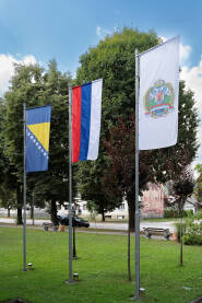 Zastave, Teslić Zastave s grbom Opštine Teslić, Republike Srpske i Bosne i Hercegovine pred zgradom opštine Teslić.