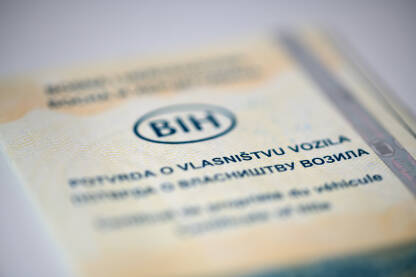 Makro fotografija bosanskohercegovačke potvrde o vlasništvu vozila