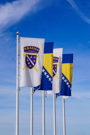 Zastava Armije BiH na jarbolu sa državnom zastavom.