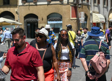 Firenca, Italija: Ljudi šetaju na trgu. Firenca, Italija: Ljudi šetaju na trgu ispred katedrale. Zgrade u centru grada. Turisti istražuju grad.