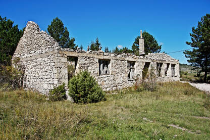 Stare zidine napuštene škole na Risovcu, Općina Jablanica.