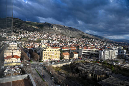 Tmurno nebo nad Mostarom Mostar, Bosna i Hercegovina: Zgrade i kuće u gradu.