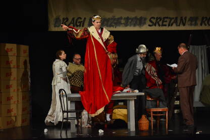 Glumica Meliha Fakić na sceni Predstava “Hamlet u selu Mrduša Donja” u izvedbi Narodnog pozorišta Tuzla.
Autor predstave je Ivo Brešana, a režiji potpisuje Mustafe Nadarevića.