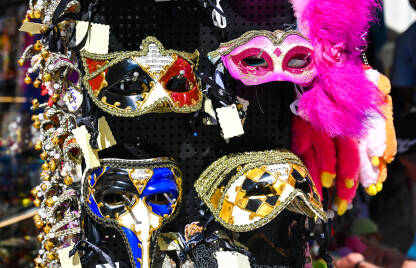 Maske za karneval Maska za maškare na prodaju u Veneciji, Italija. Maska za karneval.