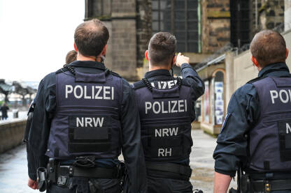 Specijalne policijske snage Njemačke. Specijalne policijske snage Njemačke. Policajci u uniformi patroliraju gradom. Grupa policajaca u gradu.