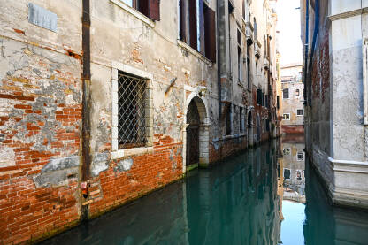 Venecija, Italija. Popularna turistička destinacija. Venecija, Italija: Historijske građevine duž riječnog kanala. Popularna turistička destinacija.