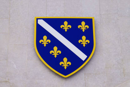 Plavi grb sa žutim ljiljanima na kamenim počama.