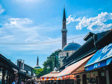 Baščaršija Sarajevo Stara je sarajevska čaršija, historijski i kulturni centar grada. Baščaršija je izgrađena u 15. vijeku kad je Isa-beg Ishaković osnovao cijeli grad.