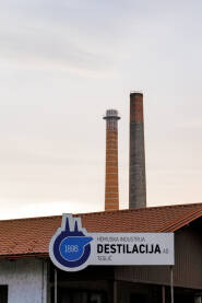 HI „Destilacija” Teslić Dimnjaci i znak HI „Destilacija” Teslić.