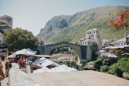 Stari Most Pogled na Stari Most za vrijeme turističke sezone