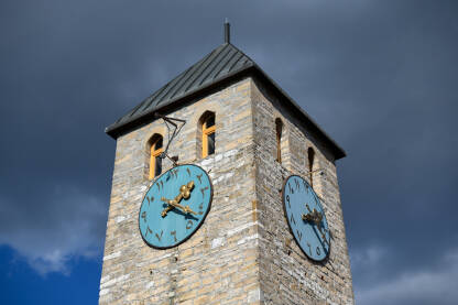 Sahat kula pored džamije u Livnu. Džamija Hadži Ahmeta Dukatara. Sat na kuli.