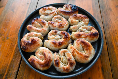 Burek u tepsiji. Pita. Burek u tepsiji. Pita. Tradicionalna hrana Balkana.