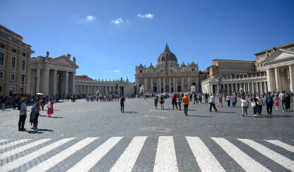 Vatikan: Ljudi na Trgu svetog Petra. Bazilika Svetog Petra. Turisti istražuju Rim i Vatikan.