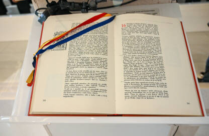 Otvorena Biblija Biblija u crkvi. Stranice Biblije tokom molitve.