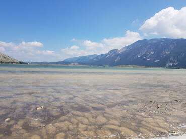 Jezero Blidinje, BiH Jezero Blidinje je najveće prirodno jezero u BiH, smješteno između planina Vran i Čvrsnica, na 1.184 metra nadmorske visine. Najveća dubina jezera je četiri metra. Dio je Parka prirode Blidinje.