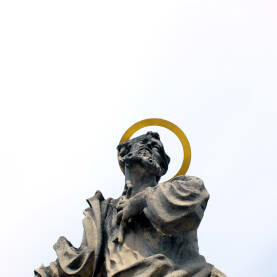 Statua svetog Petra Fotografija statue sv. Petra u bašti katedrale sv. Petra i Pavla u Češkoj, Brno