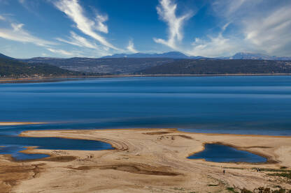 Buško jezero, akumulacijsko jezero koje se nastavlja na Livanjsko polje.