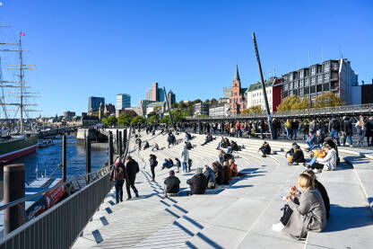 Ljudi uživaju u šetnji na suncu. Hamburg, Njemačka. Ljudi uživaju u šetnji na suncu. Hamburg, Njemačka.