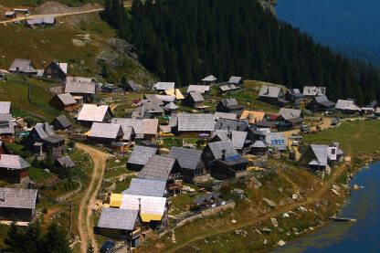 Pogled na kuću i selo na planini Vranici