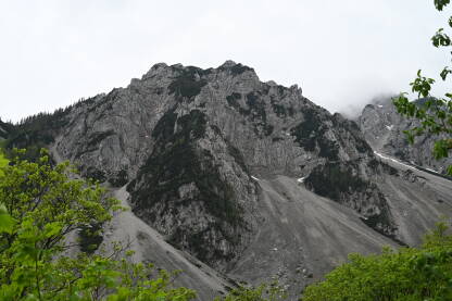 Planinski lanac Karavanke, planinski masiv između Slovenije i Austrije. Planinski pejzaž po oblačnom danu. Kamen i stijene. Planinski lanac Karavanka na granici Slovenije i Austrije. Alpe.